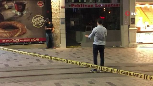 İstiklal Caddesi'nde bıçaklı dehşet! Etrafa saldırdı, cadde kapatıldı