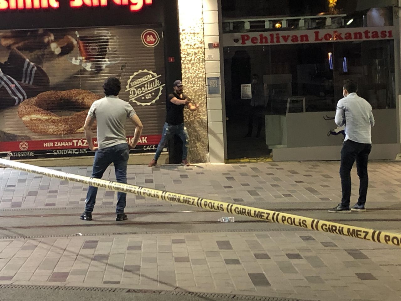 İstiklal Caddesi'nde bıçaklı dehşet! Etrafa saldırdı, cadde kapatıldı