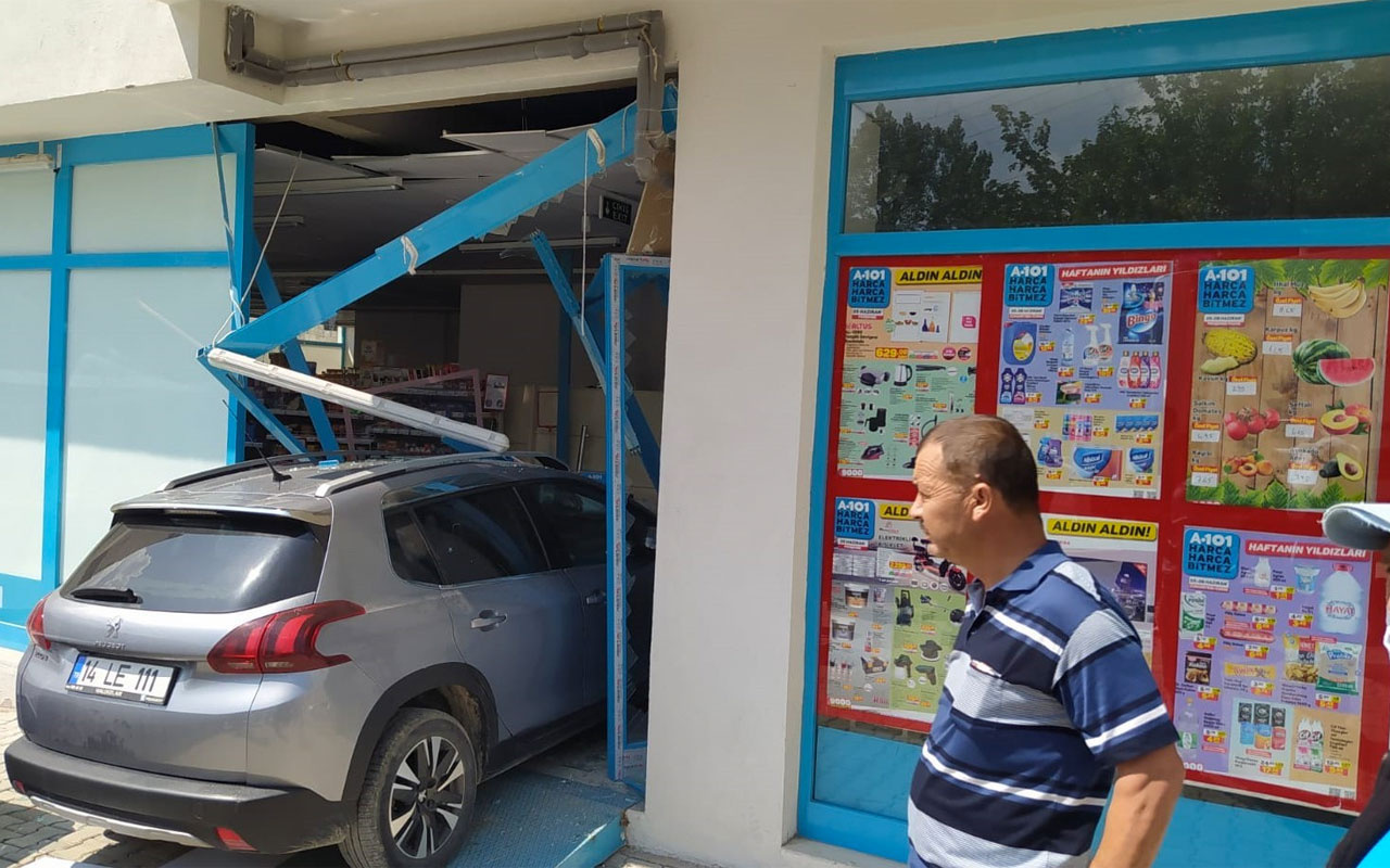 Bolu’da kontrolden çıkan otomobil markete girdi: 3 yaralı