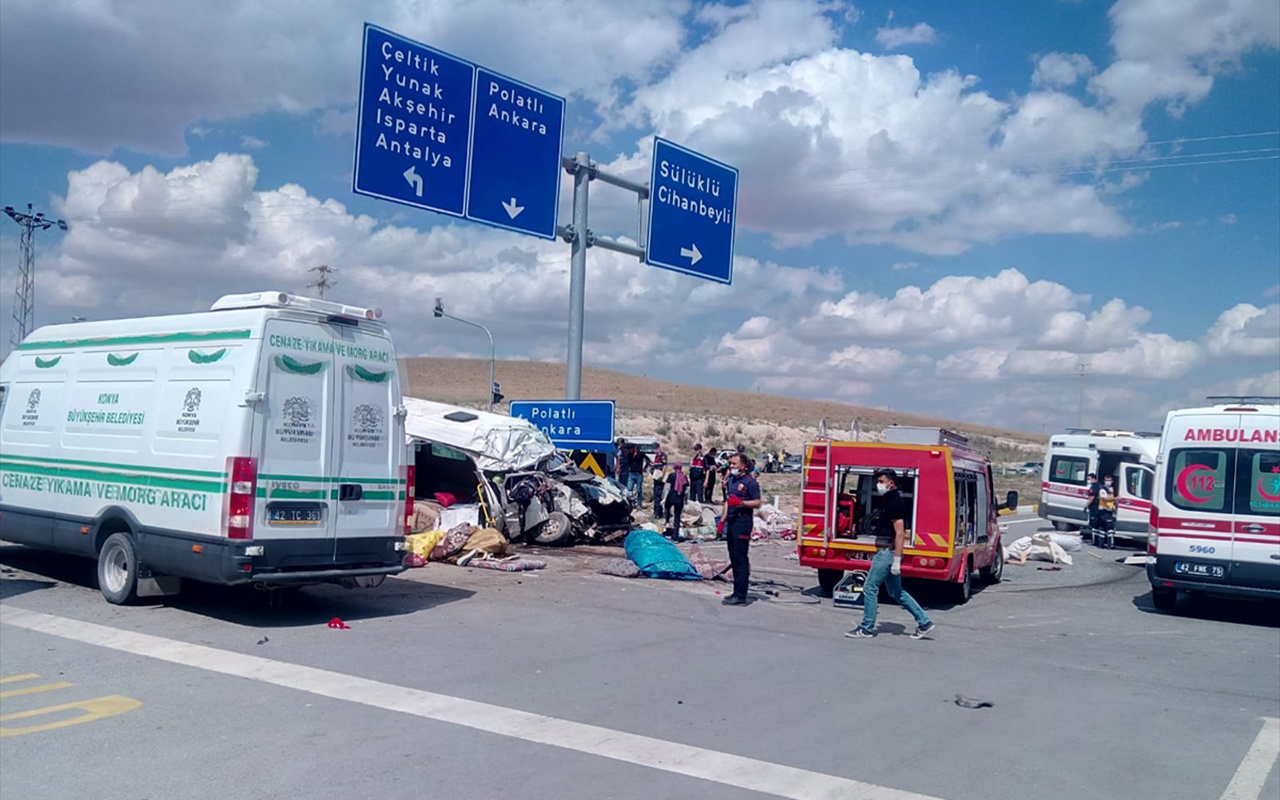 Konya'da katliam gibi kaza! Minibüs TIR ile kafa kafaya çarpıştı