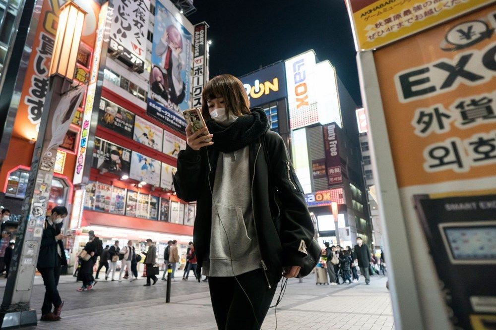 Japonya'da ilginç karar! Yürürken telefon kullanmak yasaklandı