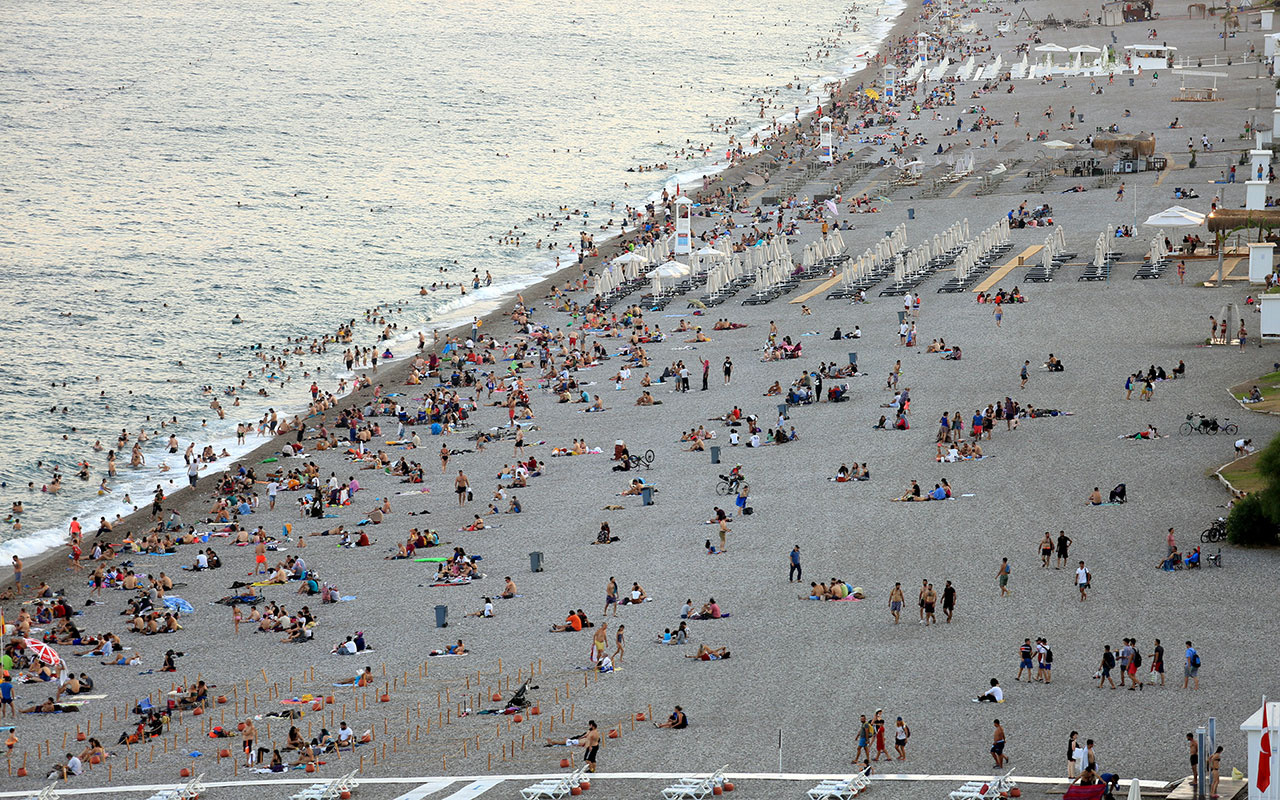 YKS kısıtlamasının sona ermesiyle dünyaca ünlü Antalya Konyaaltı sahilinde yoğunluk yaşandı