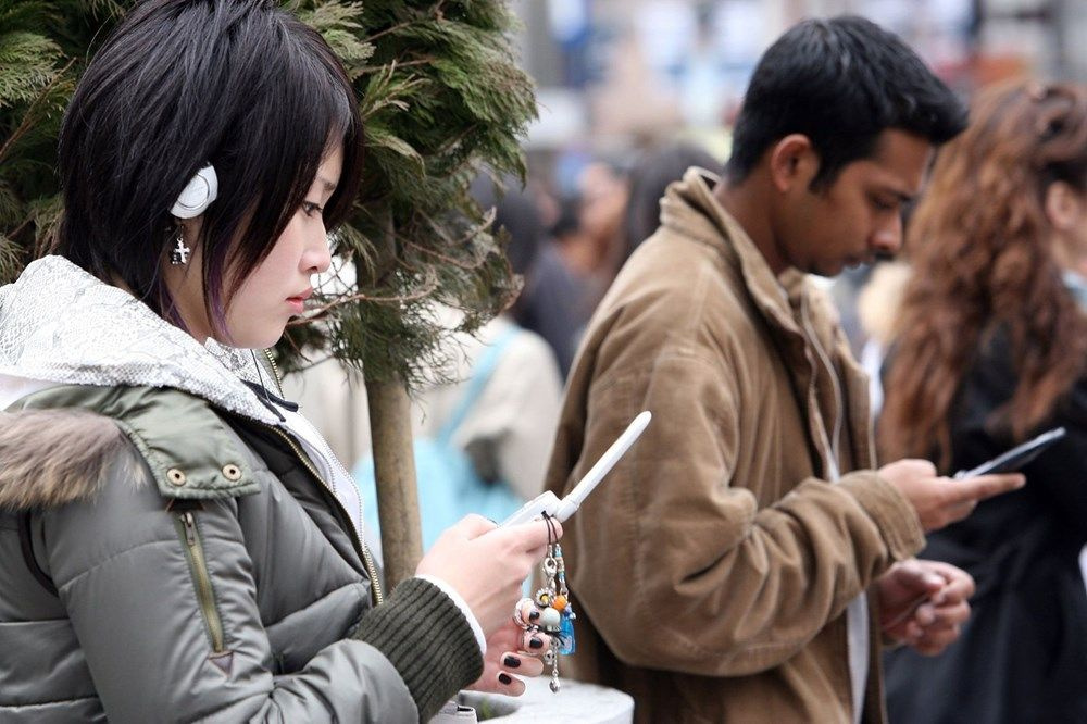 Japonya'da ilginç karar! Yürürken telefon kullanmak yasaklandı