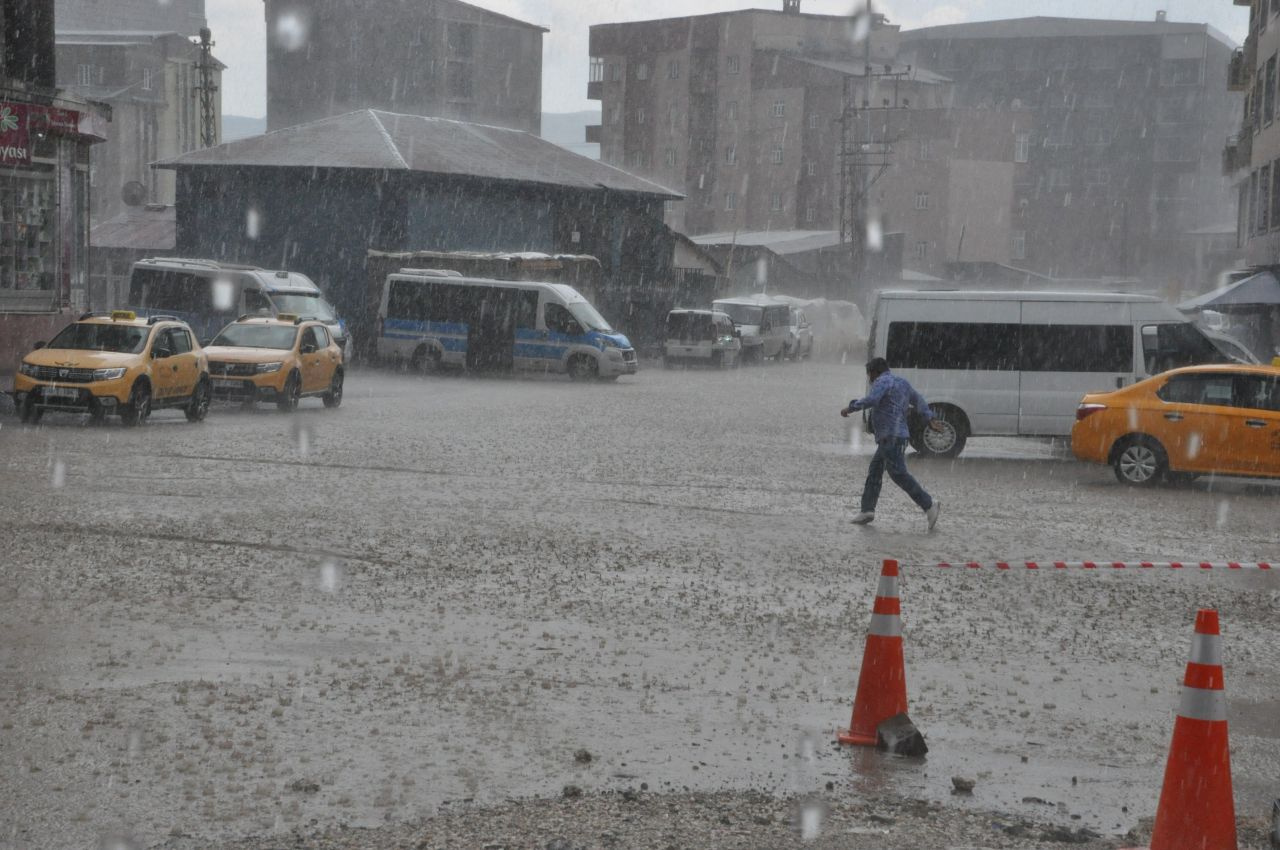 Hakkari'de aniden bastıran yağmur hayatı felç etti caddeler gölete döndü