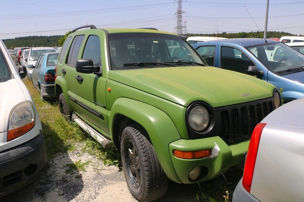 Yer İstanbul! Servet değerindeki otomobiller böyle çürümeye terk edildi