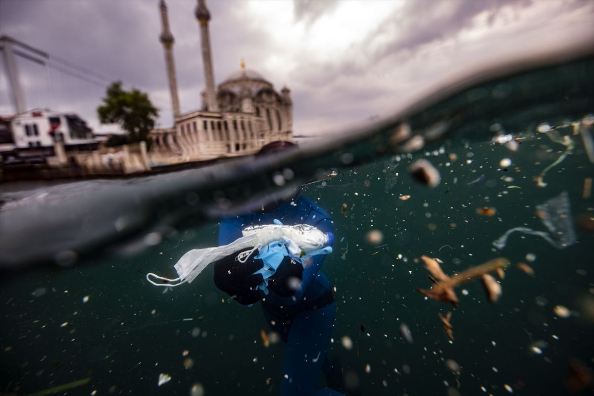 İstanbul Boğazı'na korona bulaştı! Eldiven maske ve dezenfektan çöplüğü oldu