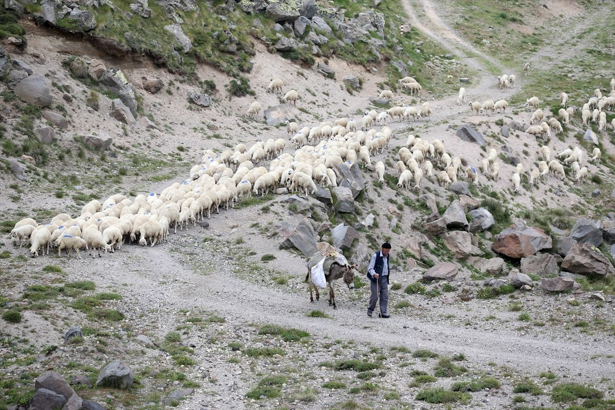 Kayseri'de 18'lik gençlerin gezemediği dağlarda 40 yıldır geziyor