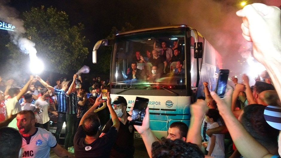 Adana Demirspor kulübü, galibiyetin ardından şampiyon gibi karşılandı