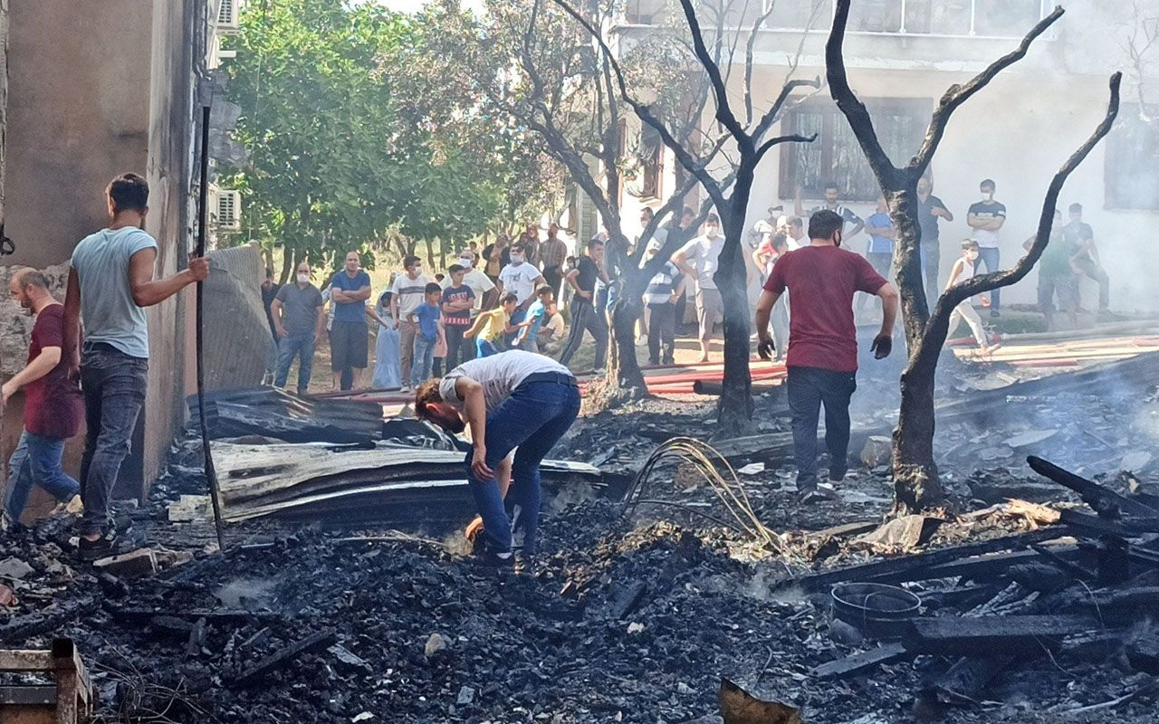 Bursa'da alevler dört evi sarıp kül etti müdahale eden 2 itfaiye eri zehirlendi
