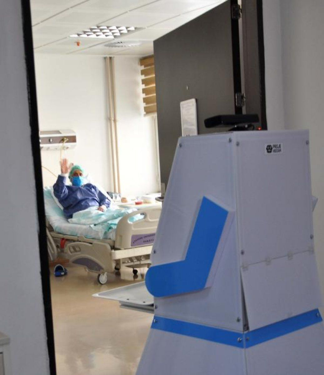 Erzurum Araştırma Hastanesi'nde korona robotu Atacan hastaların hizmetine başladı