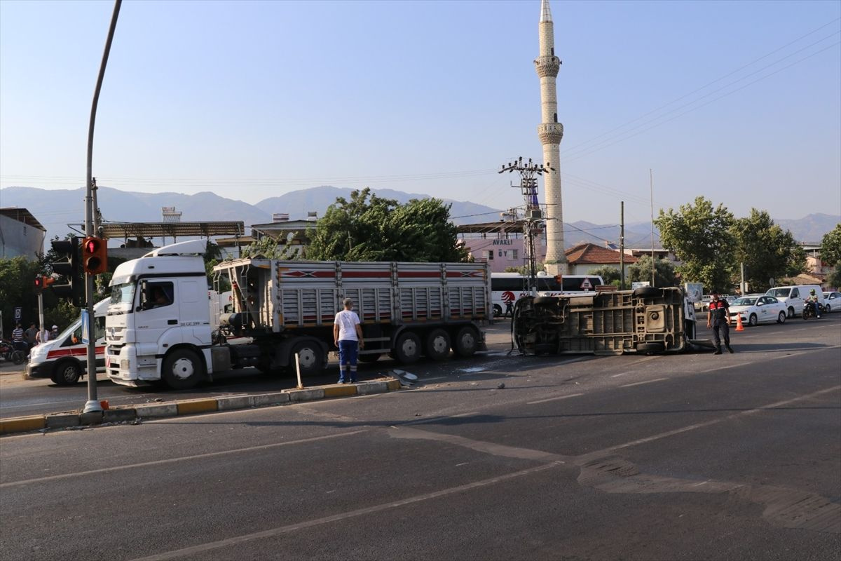 Aydın'da tarım işçilerini taşıyan minibüsle otomobil çarpıştı: 11 yaralı