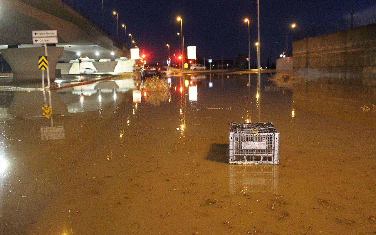 Denizli'de yağmur hayatı olumsuz etkiledi