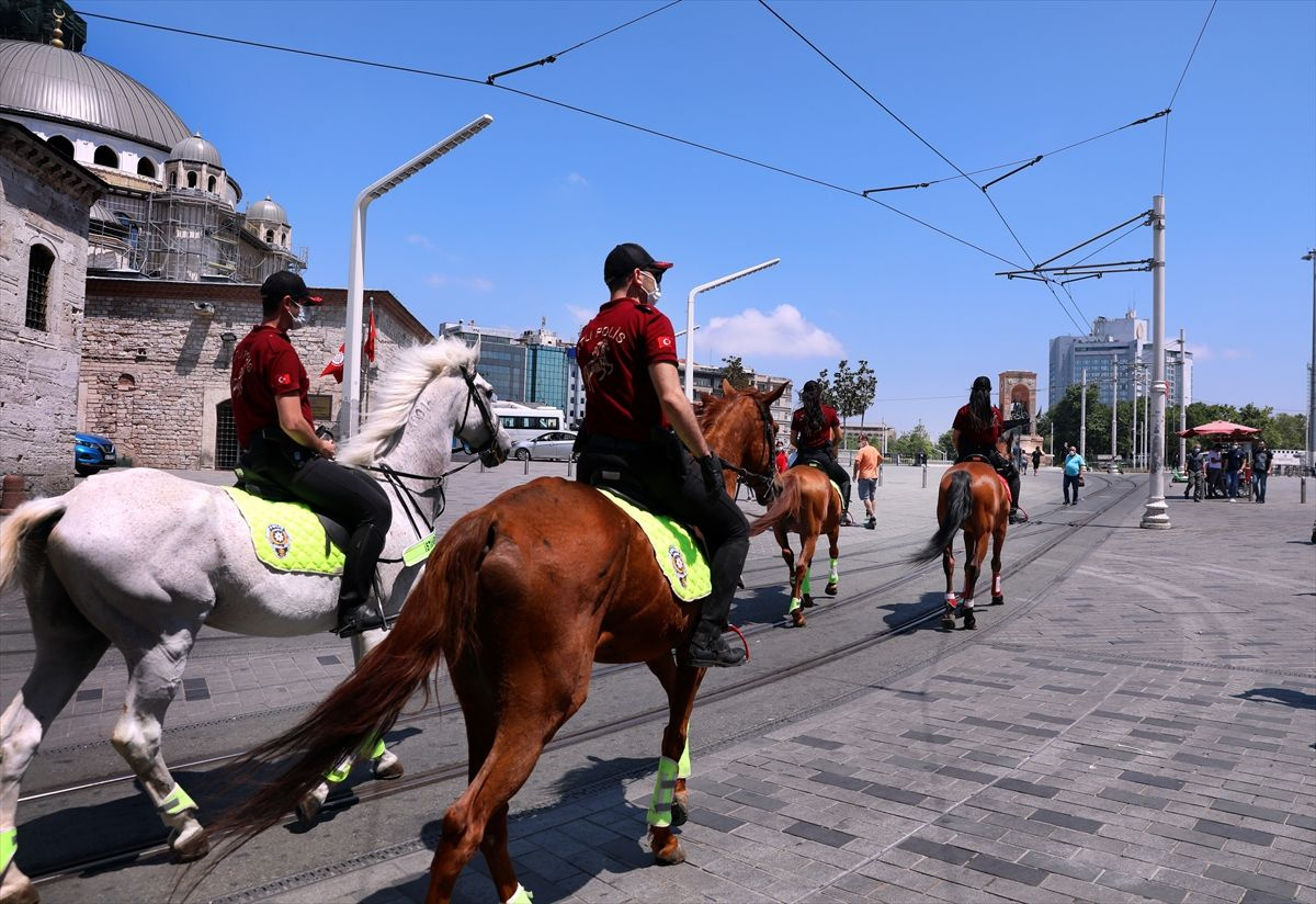 Atlı polisler Taksim'e çıktı Koronavirüs denetimi yaptı
