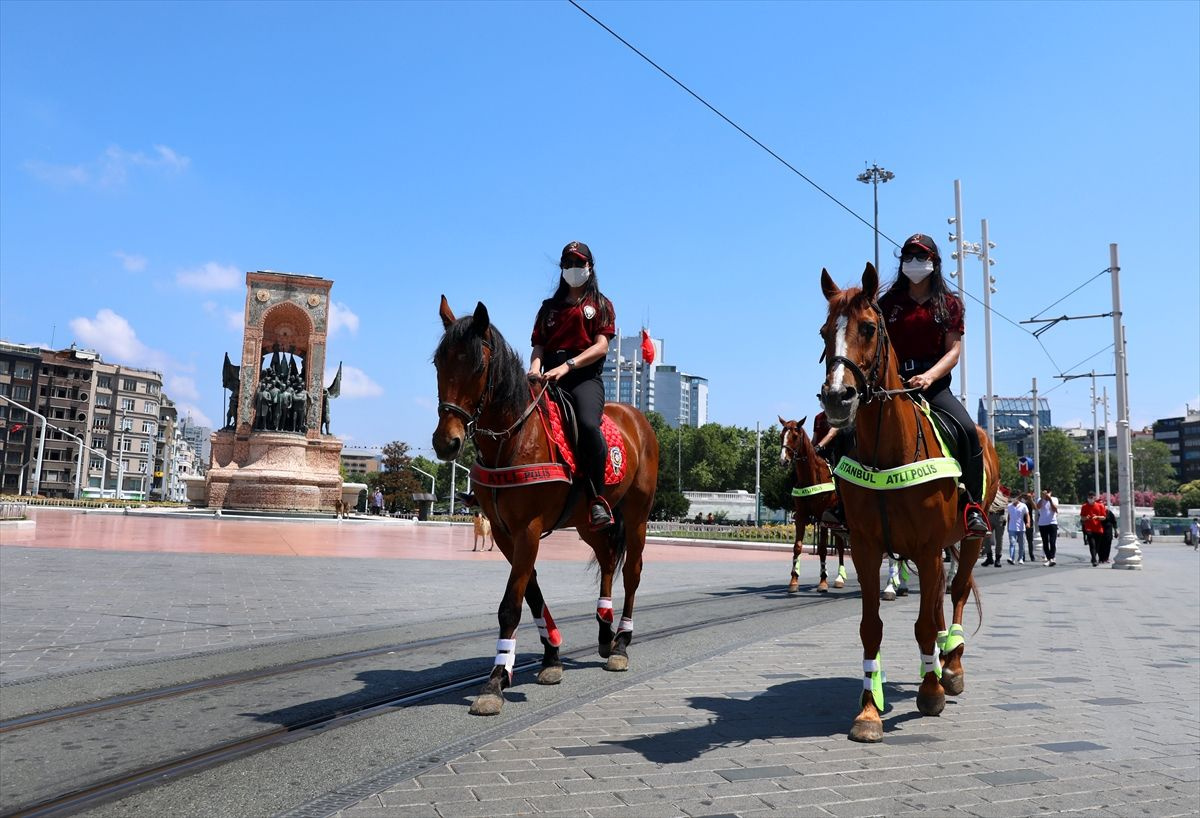 Atlı polisler Taksim'e çıktı Koronavirüs denetimi yaptı