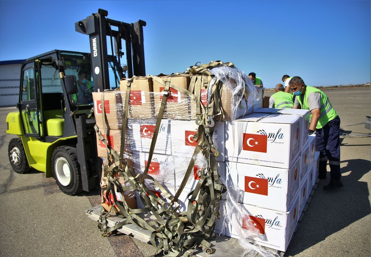 Türkiye'nin koronavirüsle mücadele için Azerbaycan'a gönderdiği tıbbi malzeme teslim edildi