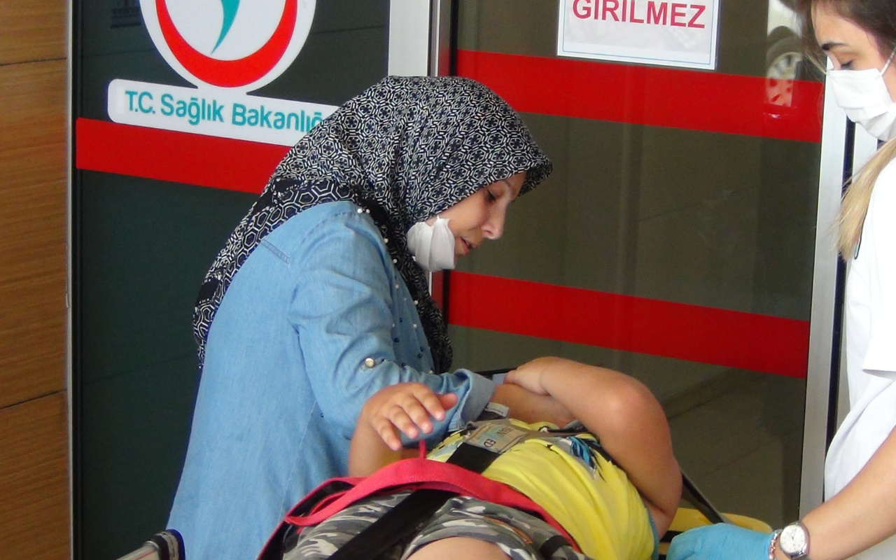 Bursa'da yaralanan oğlunu teselli eden anne kameraya yansıdı