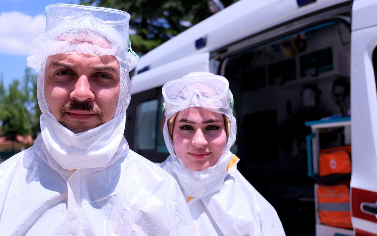 Konya'da koronavirüsü yenen sağlık görevlisi çift görevine geri döndü