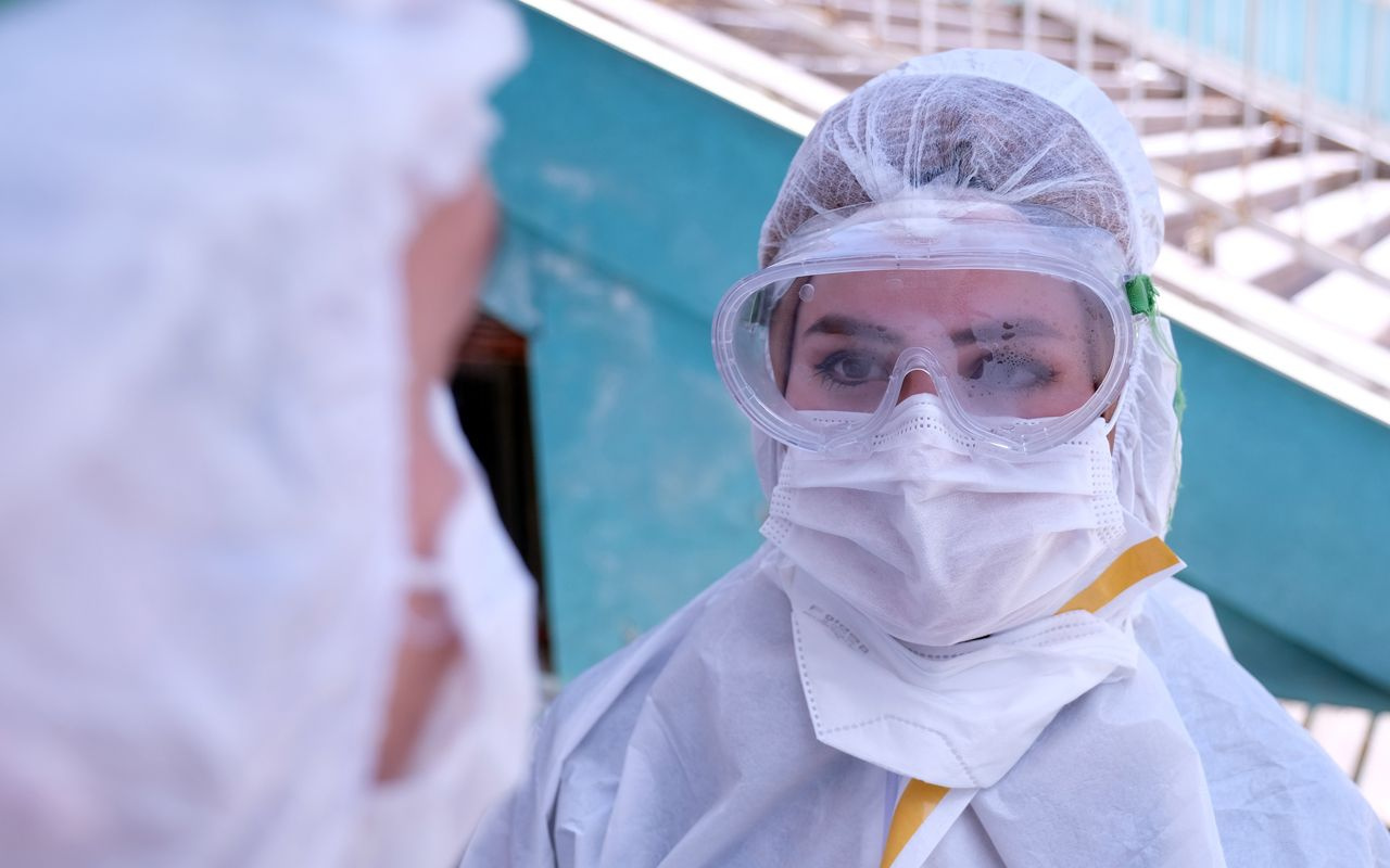 Konya'da koronavirüsü yenen sağlık görevlisi çift görevine geri döndü