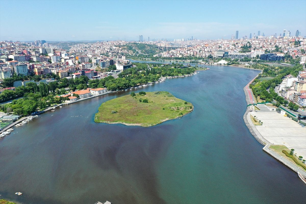 İstanbul Haliç'te suyun rengi değişti