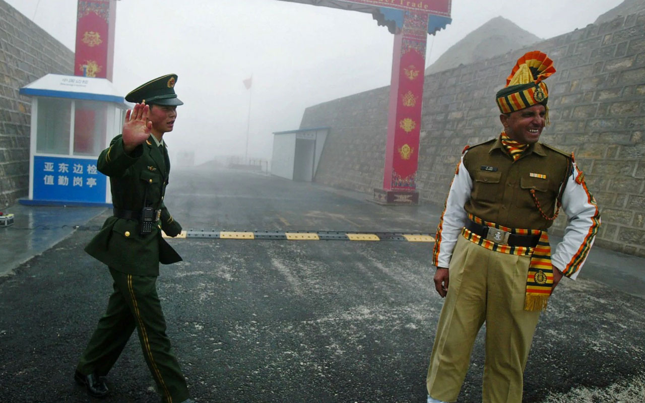 Hindistan ve Çin askerlerinin ihtilaflı bölgeden geri çekilmesi sürüyor