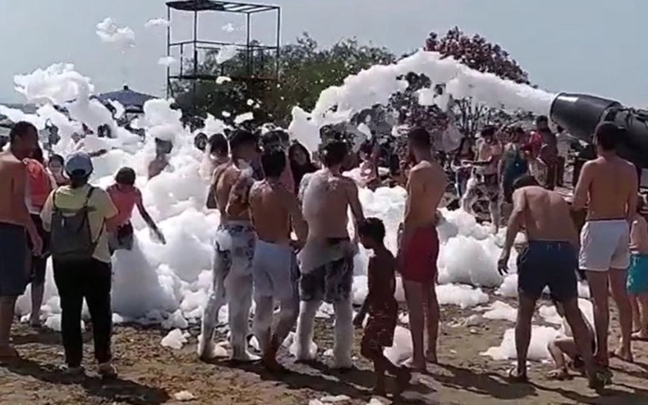 Bursa'da sahildeki köpük partisinde koronavirüs unutuldu