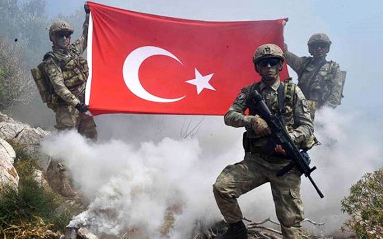 Komandolar PKK'nın sözde 'özel kuvvetler kampı' Mervanis'e bayrağımızı dikti