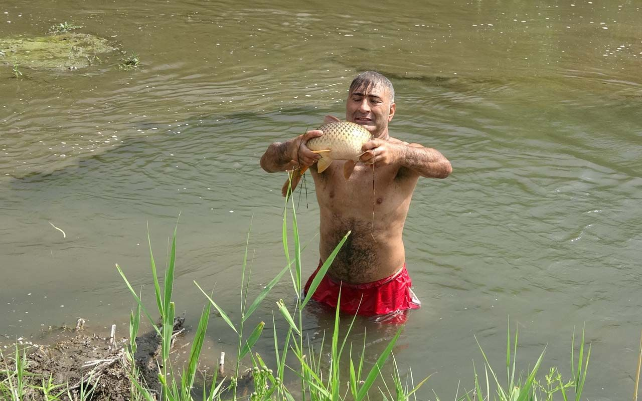 Iğdır'da elini olta olarak kullanıyor yakaladığı balıkların büyüklüğü şaşırttı