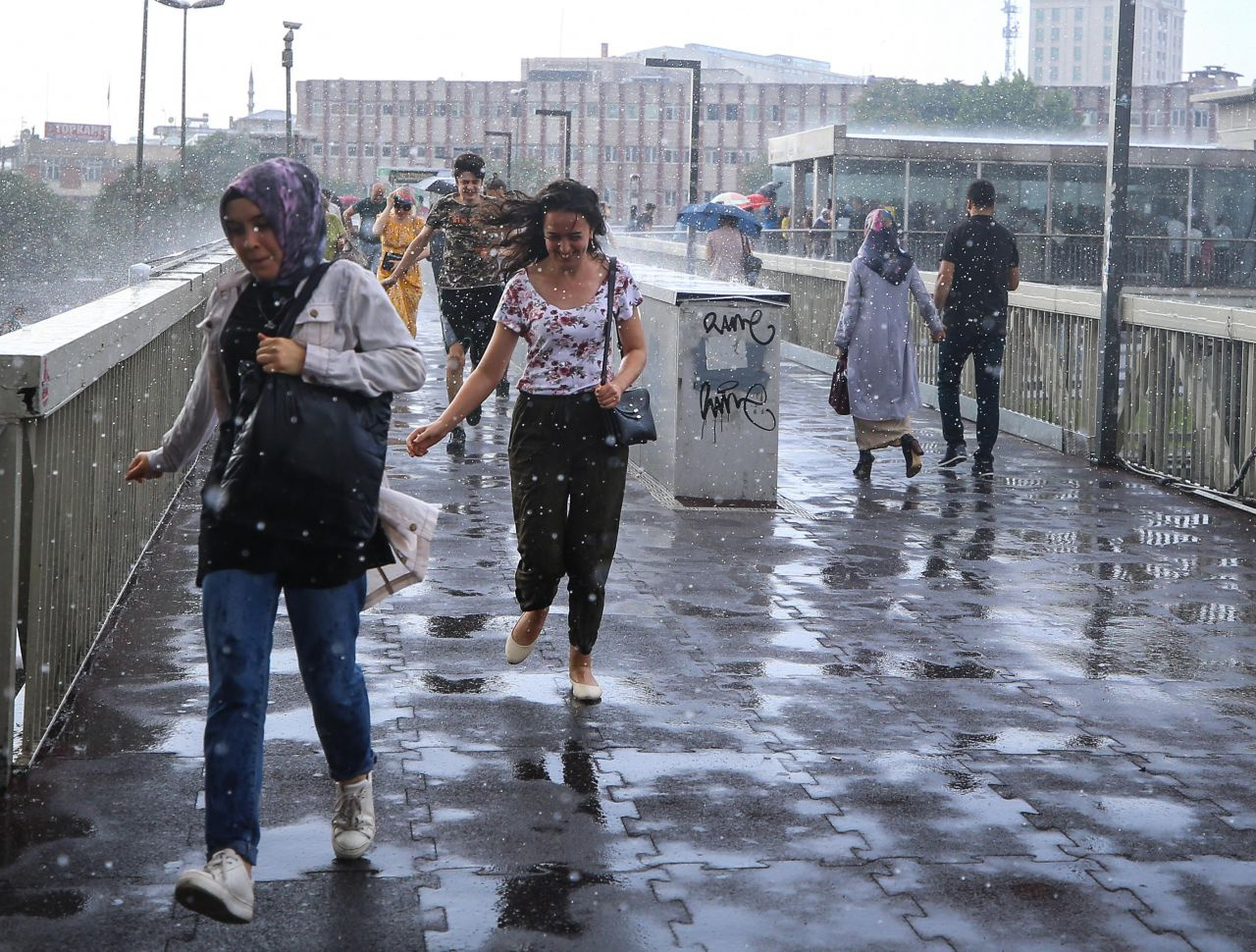 İstanbul için üst üste uyarılar! Meteoroloji 'sarı alarm' verdi diğer 8 il hangisi