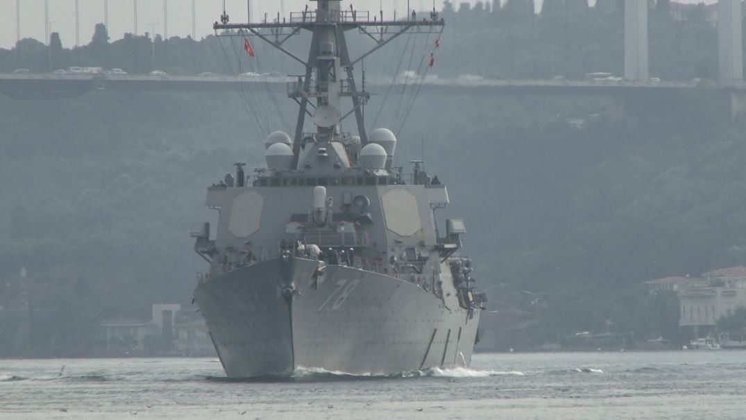ABD gemisi Boğaz'da Türk Bayrağı dalgalandırdı askerlerin nöbeti dikkat çekti