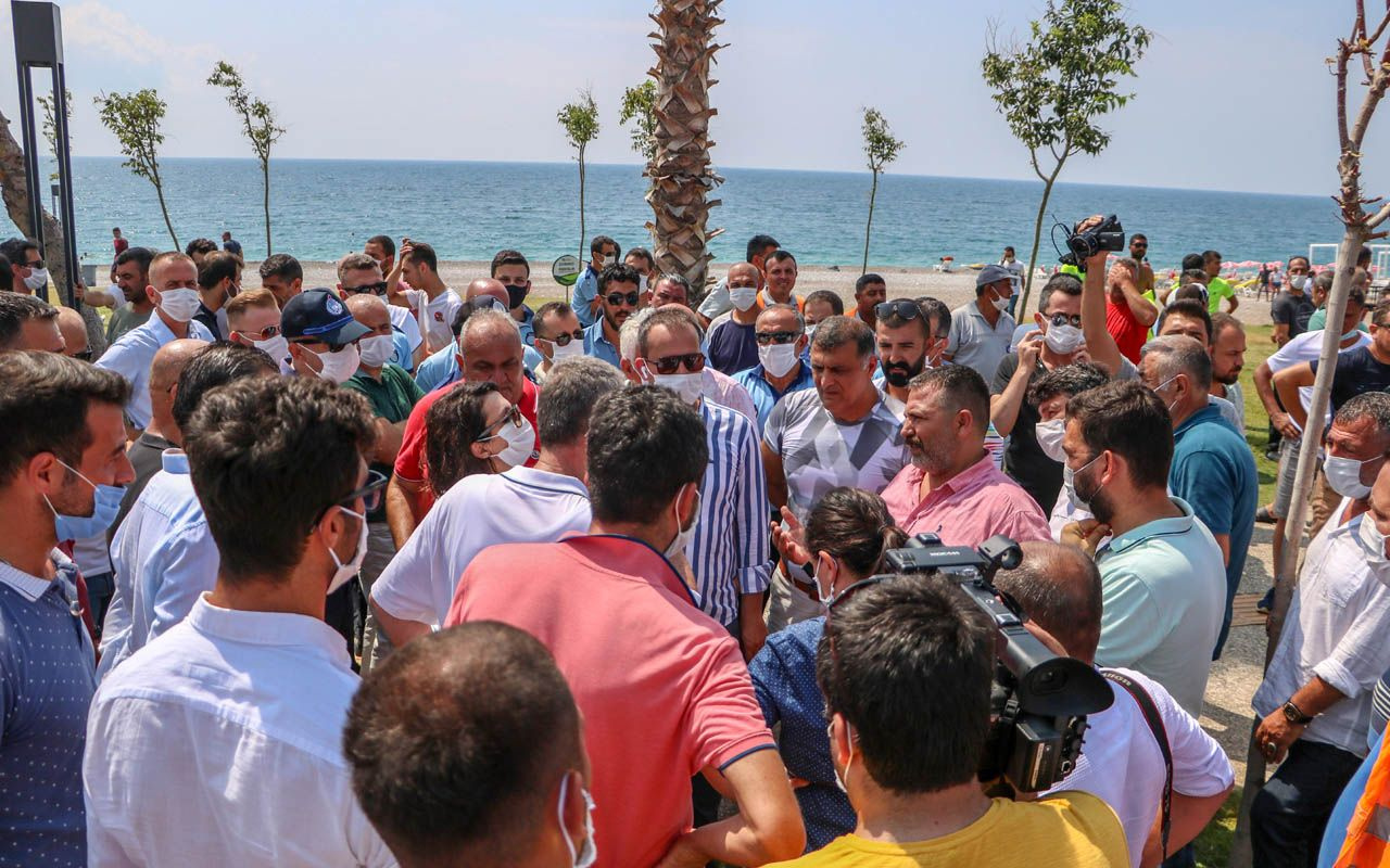 Antalya sahilinde 'Loca' arbedesi! Belediye taşıdı onlar geri getirdi