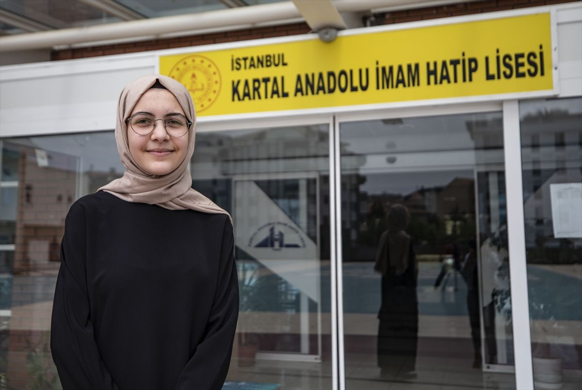 Kartal Anadolu İmam Hatip Lisesi öğrencisi İclal Dağcı 15 yaşında 5 dil daha öğrendi