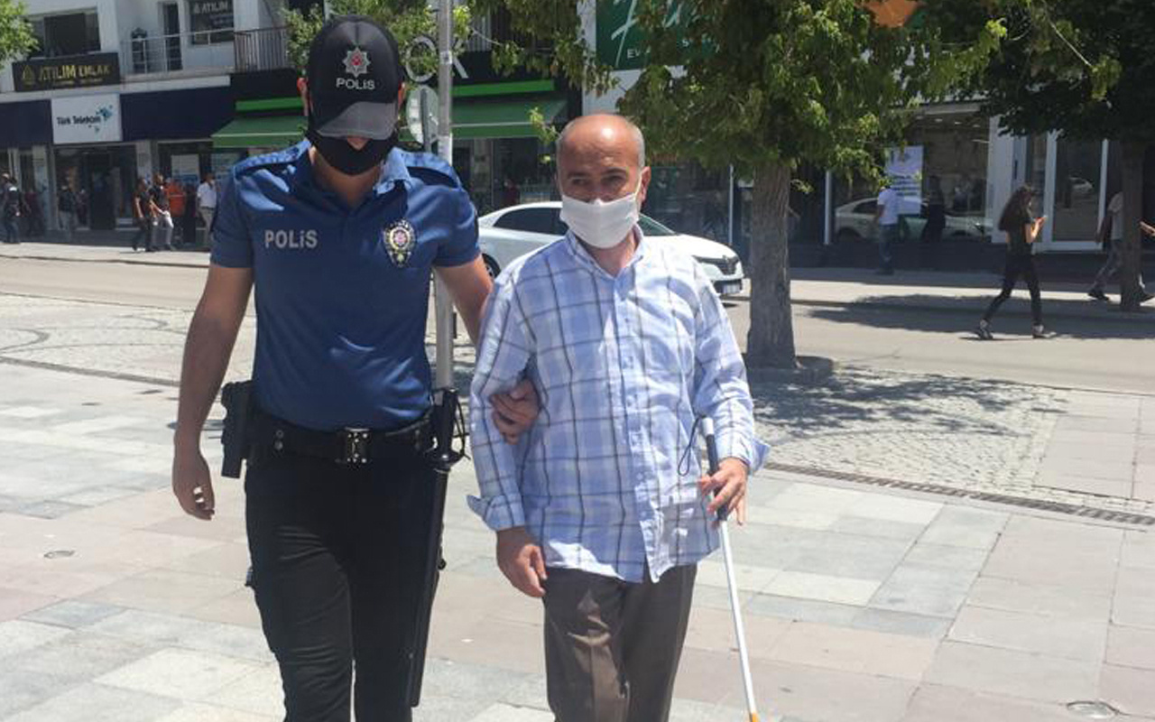 Aksaray'da gideceği yönü şaşıran görme engelliye polis yardım etti