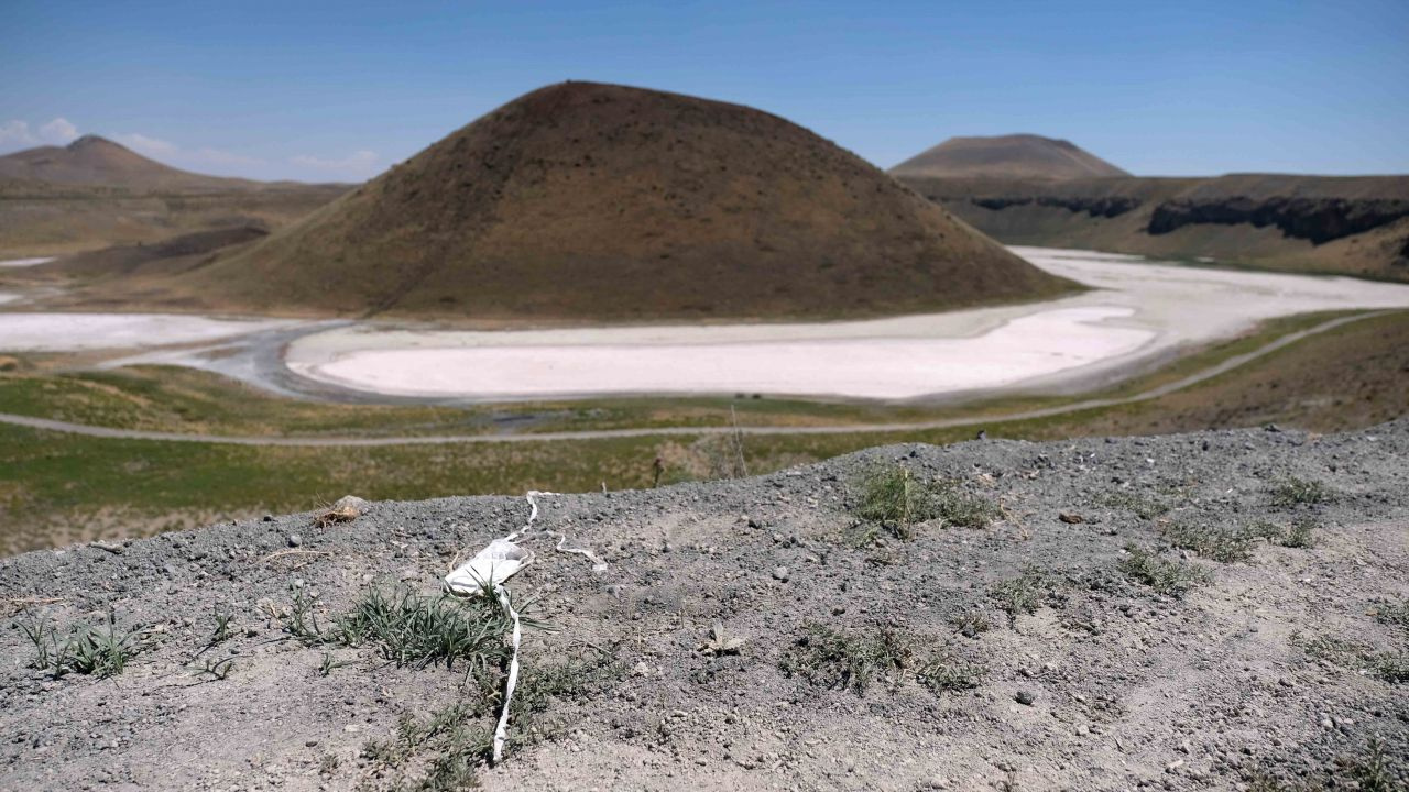 Dünyanın nazar boncuğu 'Meke Gölü' kurudu bir damla su kalmadı