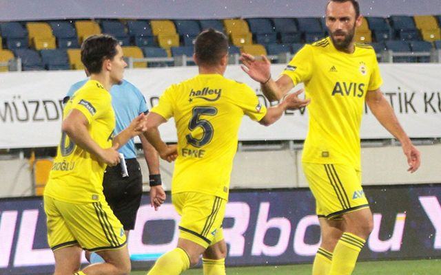 Fenerbahçe'nin kaptanı Emre Belözoğlu lig tarihine geçti