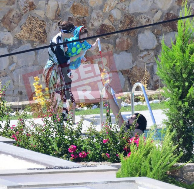 Fahriye Evcen ve Burak Özçivit Karan bebek ile beraber tatilde böyle görüntülendi!