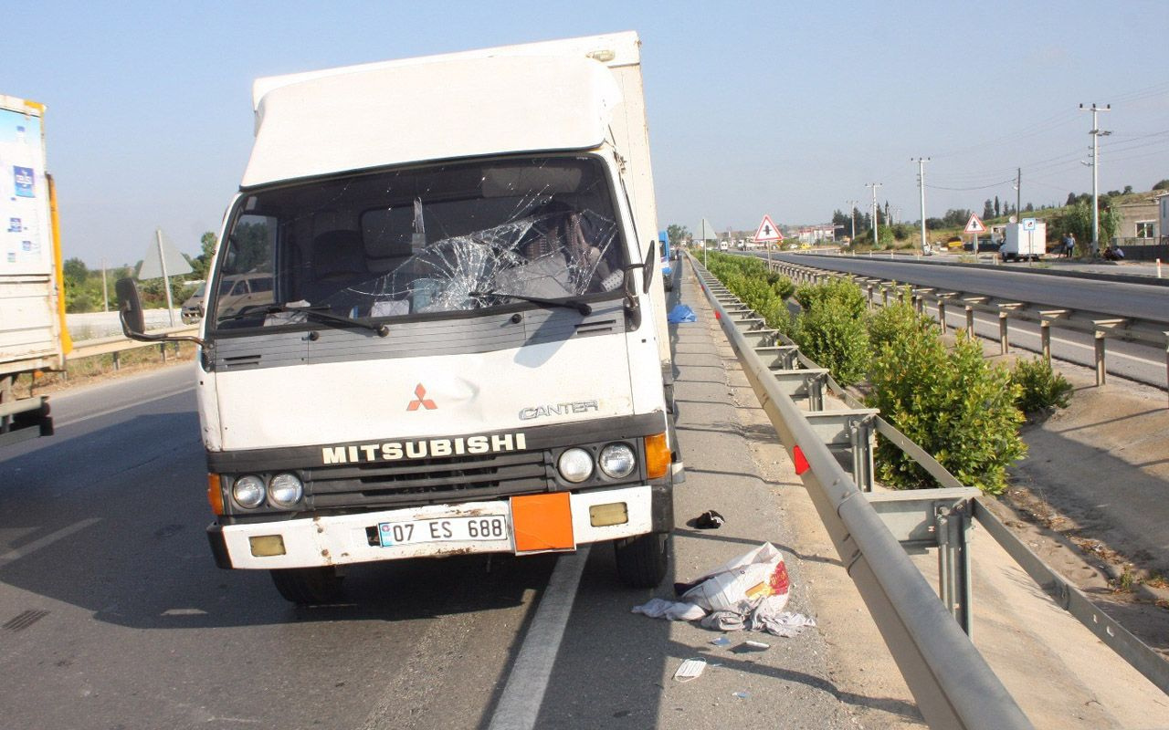 Antalya'da karpuz tarlasına geçmek isteyen genç aracın çarpmasıyla öldü