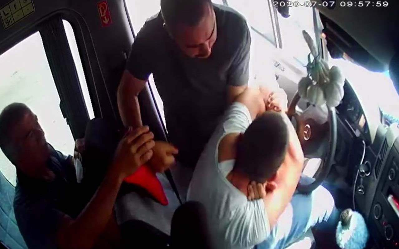 Mersin’de yolcuların gözü önünde şoförü dövdüler