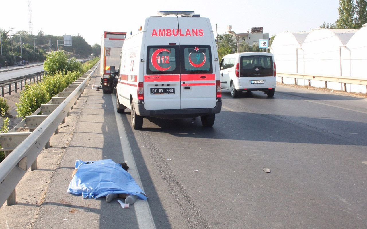 Antalya'da karpuz tarlasına geçmek isteyen genç aracın çarpmasıyla öldü