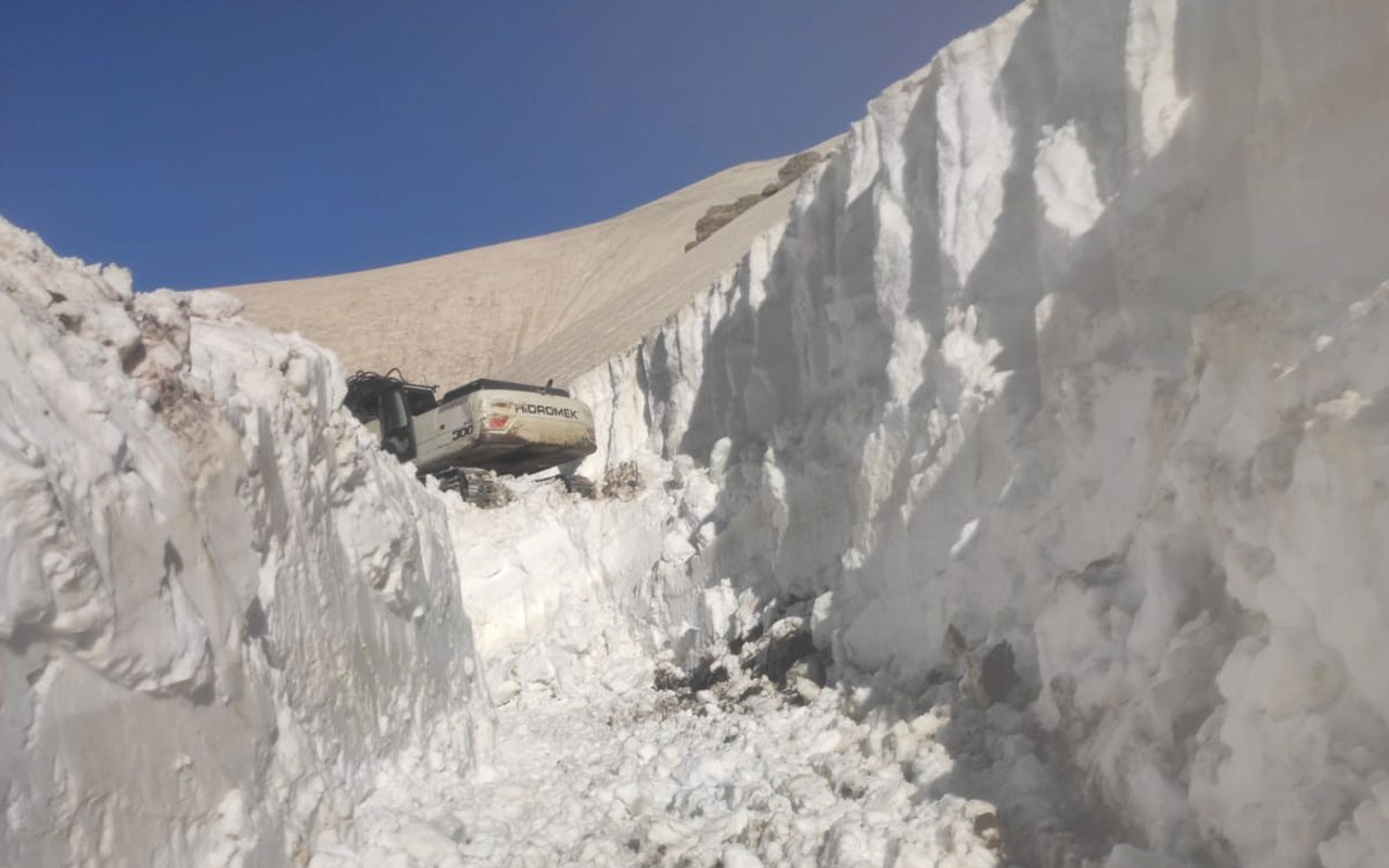 Şırnak'ta 36 derecede 5 metreyi bulan yolda açma çalışma sürüyor