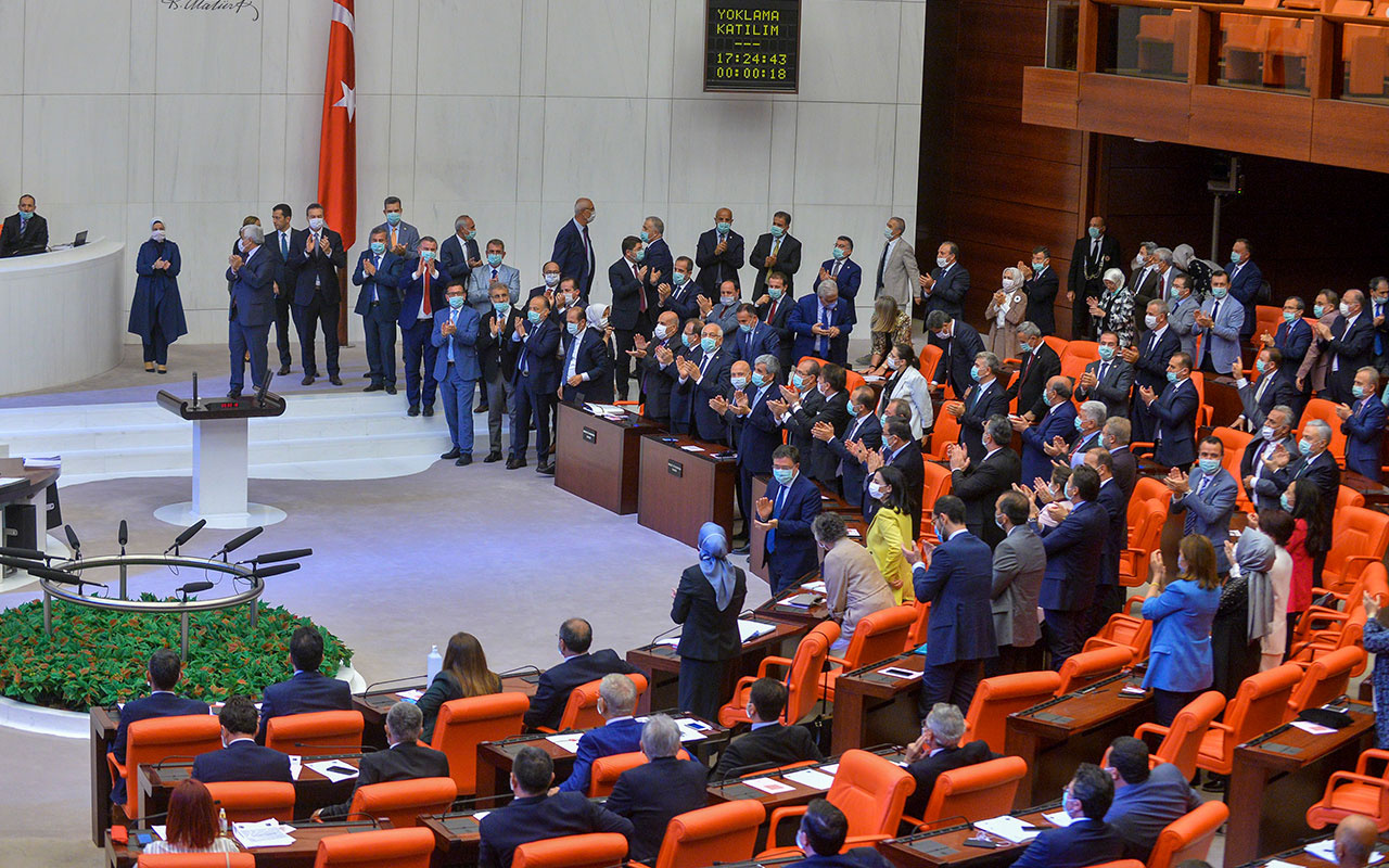 Ayasofya'nın ibadete açılması kararı TBMM'de ayakta alkışlandı