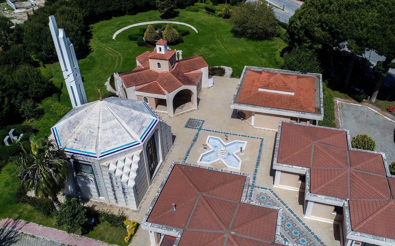 Hristiyan turistler 'Hoşgörü Bahçesi'nde İslamiyeti seçti