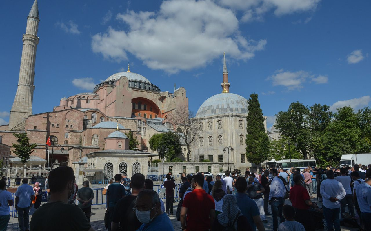 Danıştay'ın Ayasofya kararını duyanlar kutsal mekan önünde toplandı