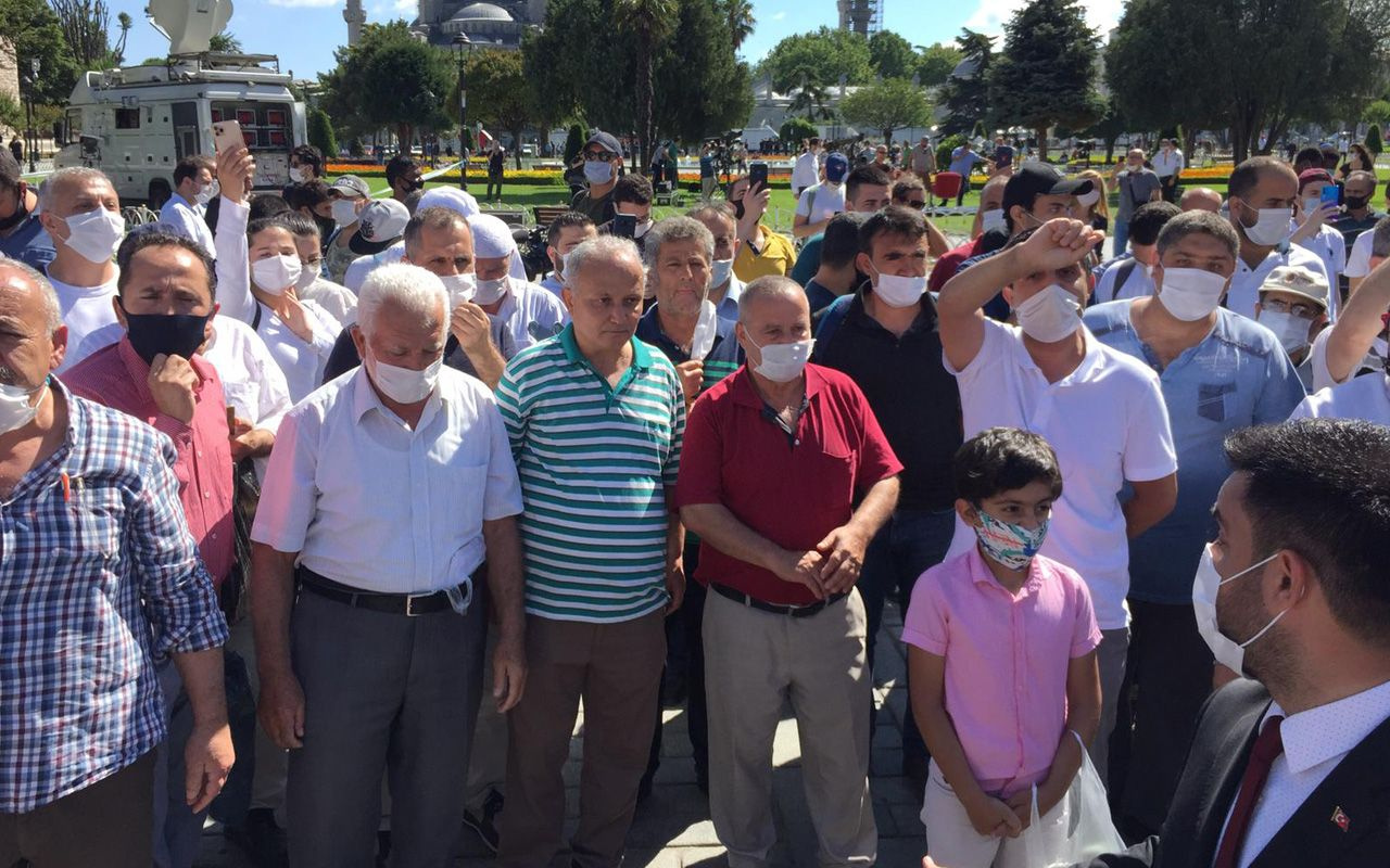 Danıştay'ın Ayasofya kararını duyanlar kutsal mekan önünde toplandı