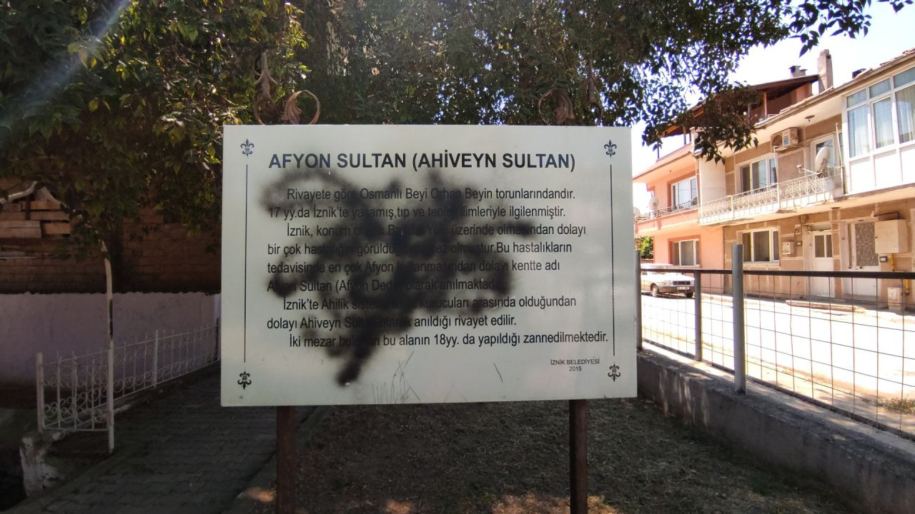 Bursa'daki 800 yıllık türbeye spreyli saldırı
