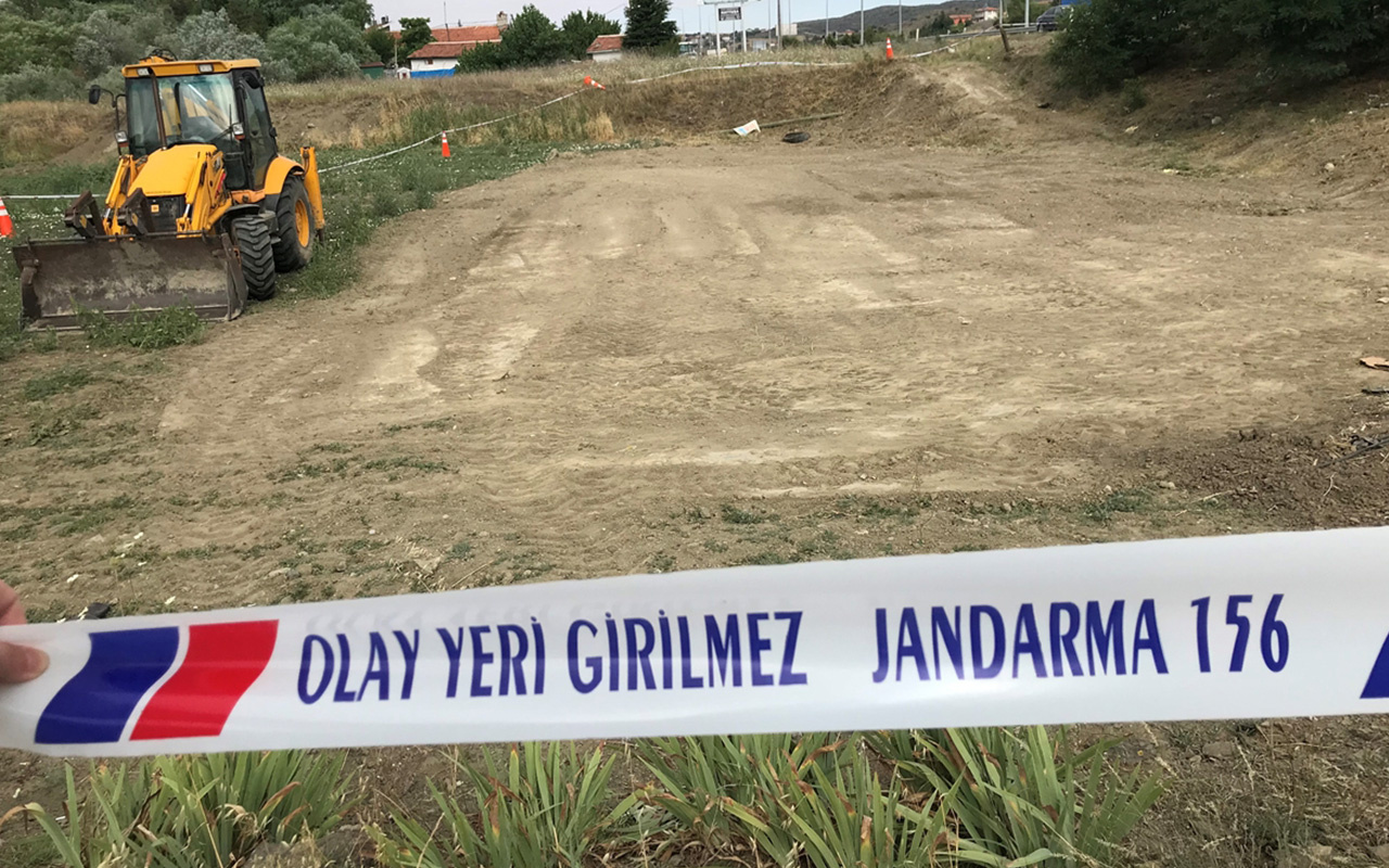 Çorum'da tarlaya devrilen araçtan saçılan altınların bulunması için arama yapılıyor