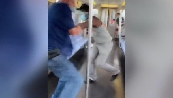 ABD’de metroda bıçaklı saldırı: Yaralılar var