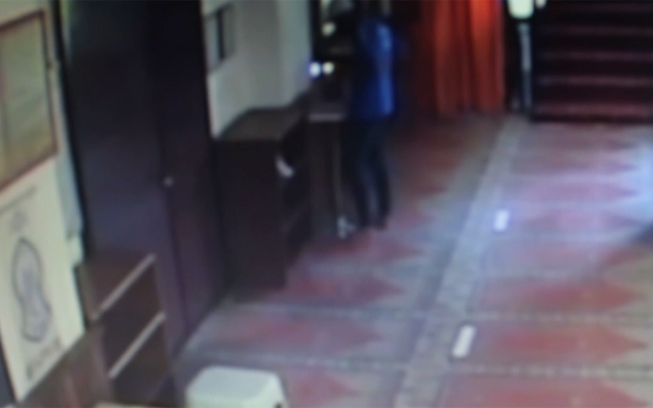 Adana'da camiden sadaka kutusu hırsızlığı güvenlik kamerasında