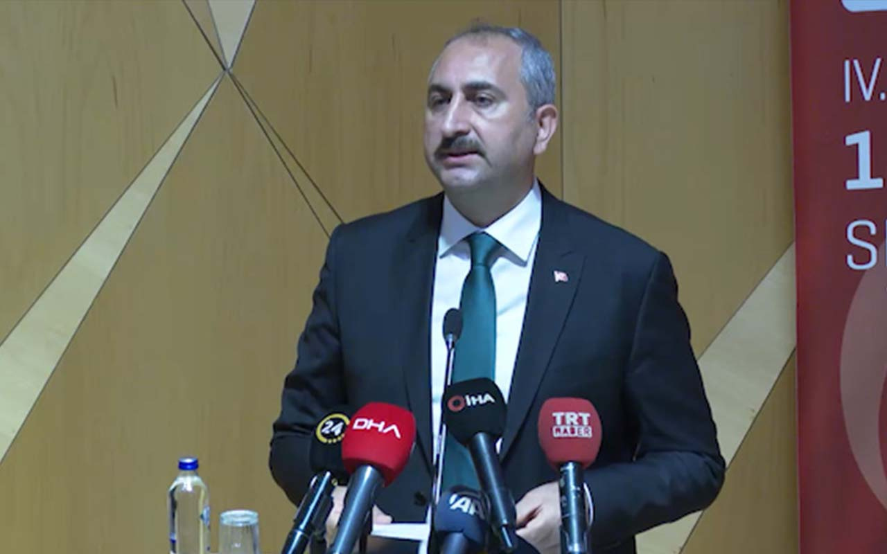 Adalet Bakanı Gül'ün 15 Temmuz şehitlerini anarken gözleri doldu