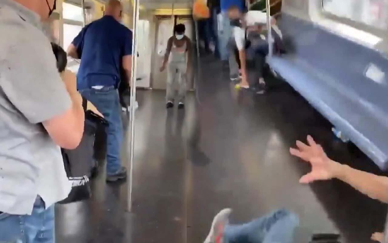 Metroda bıçaklı saldırı! Saniye saniye kamerada