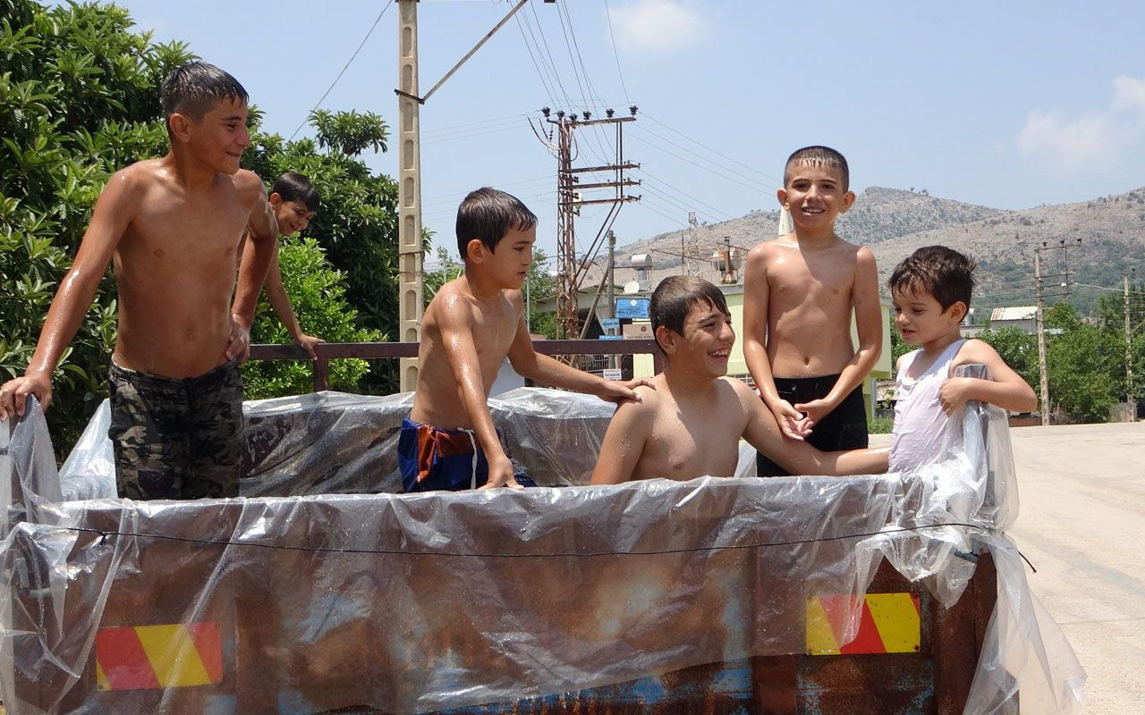 Adana'da çiftçiden örnek davranış çocuklar boğulmasın diye traktörünü havuza çevirdi